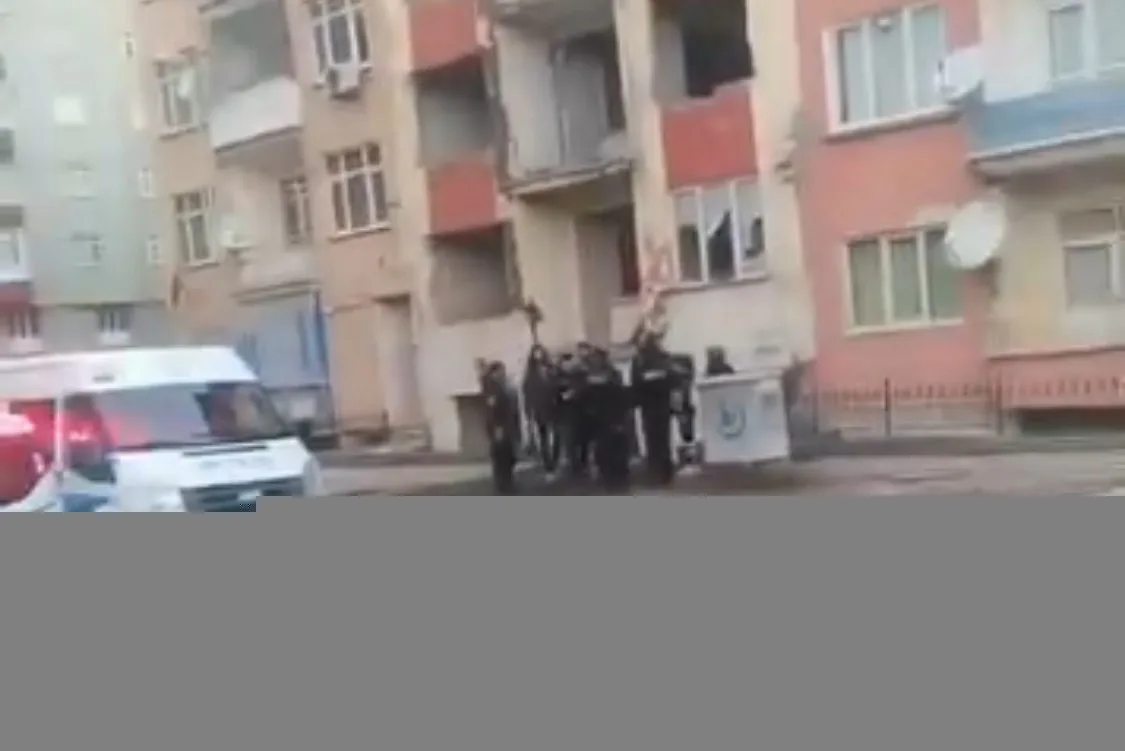 MALATYA’YA ANYURAN KİŞİ, AĞIR HASARLI BİNADA ÖLÜ OLARAK BULUNDU.