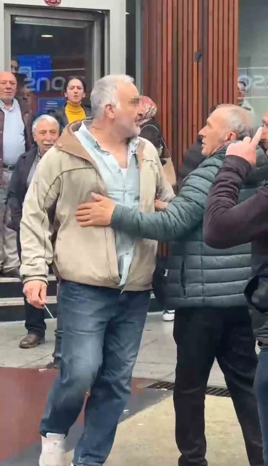 Trabzon’da CHP standına bıçaklı saldırı: 1 yaralı.