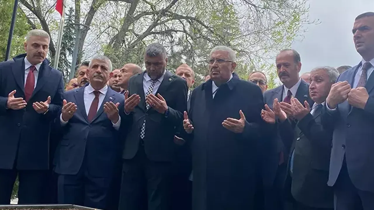 MHP Başkanlık Divanı, Alparslan Türkeş'i mezarı başında andı: Bahçeli katılmadı
