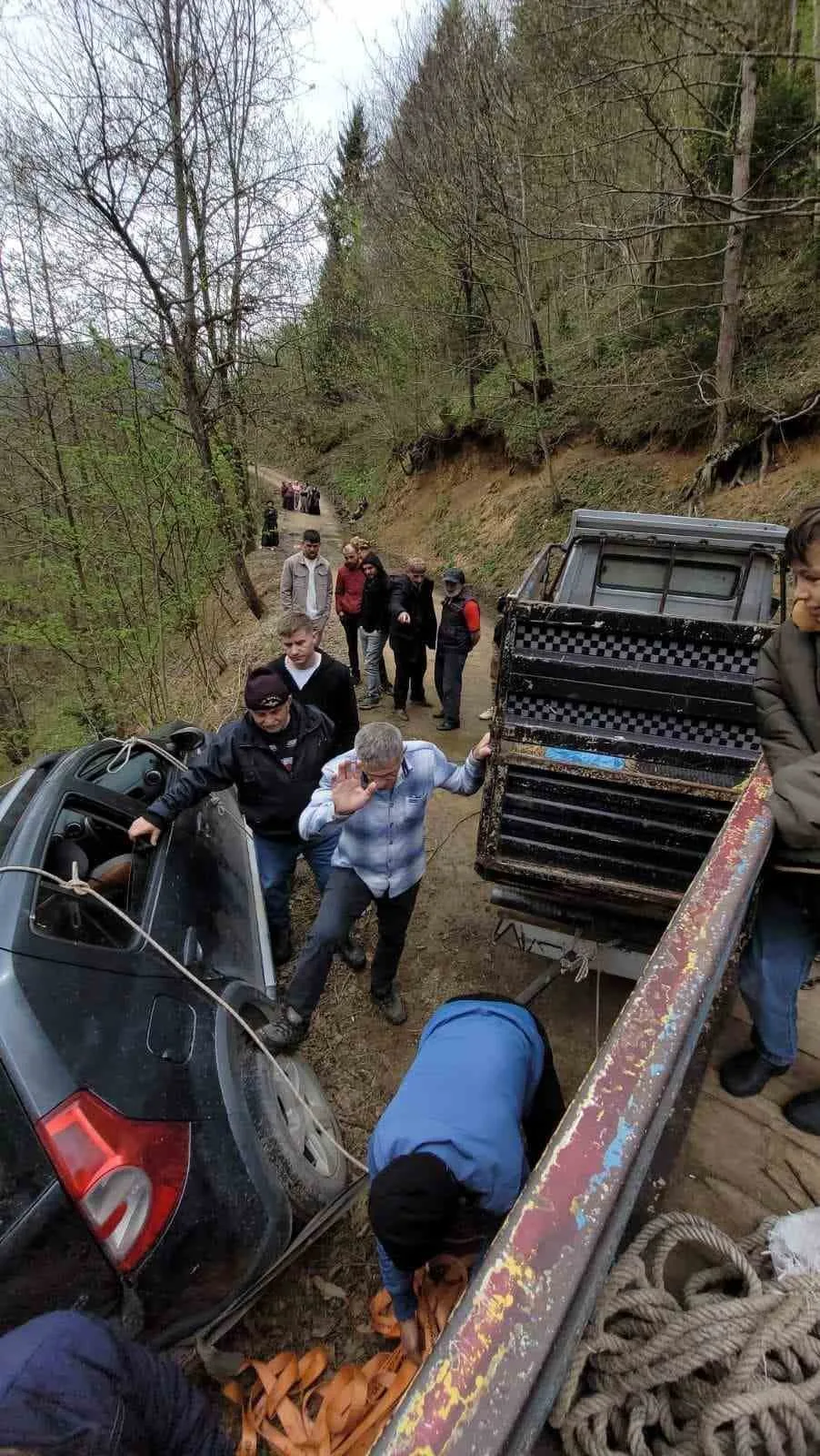 URABRAKLIDA ARAC UÇURUMDAN KURTARILDI