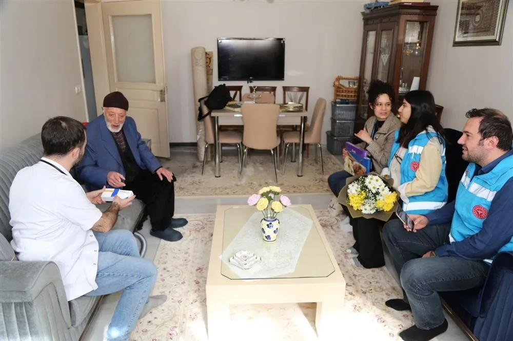 ERZURUM’DA YAŞLILARA ÖZEL EVDE SAĞLIK HİZMETLERİ ŞEKLİNDE HİZMET VERİLİYOR