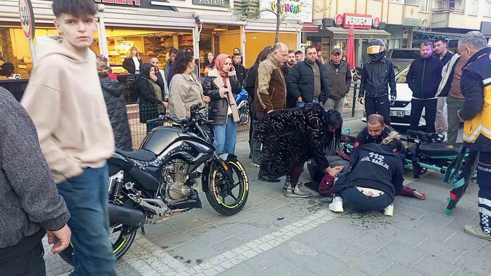 Motosiklet Yaya Geçidinde Kadına Çarptı, Kadın Ağır Yaralandı.