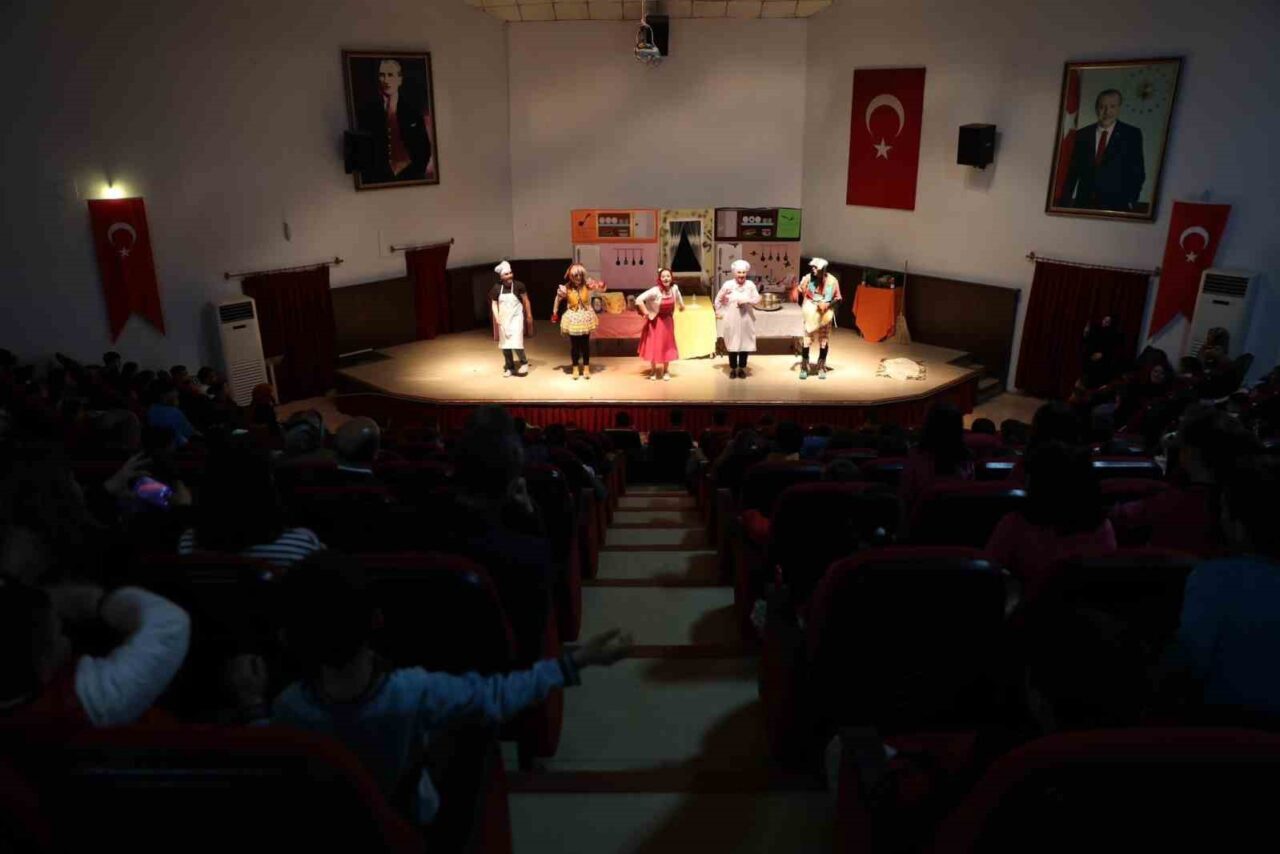 “Harikalar Mutfağı” isimli çocuk oyunu sahnelendi