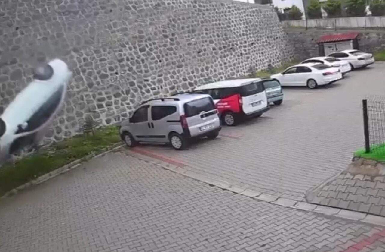 Ordu’da otomobil site bahçesine uçtu: 1 ölü