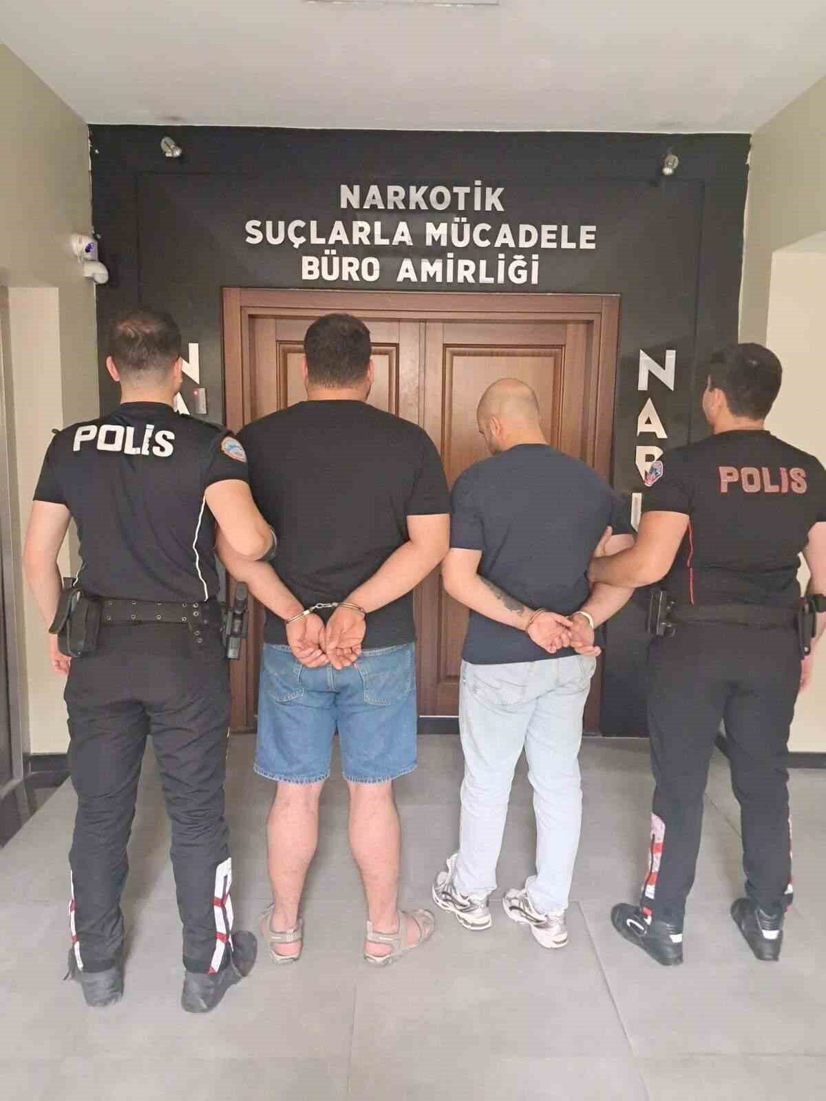 2 şüphelinin üzerinden 162 adet sentetik ecza hapı ele geçirildi