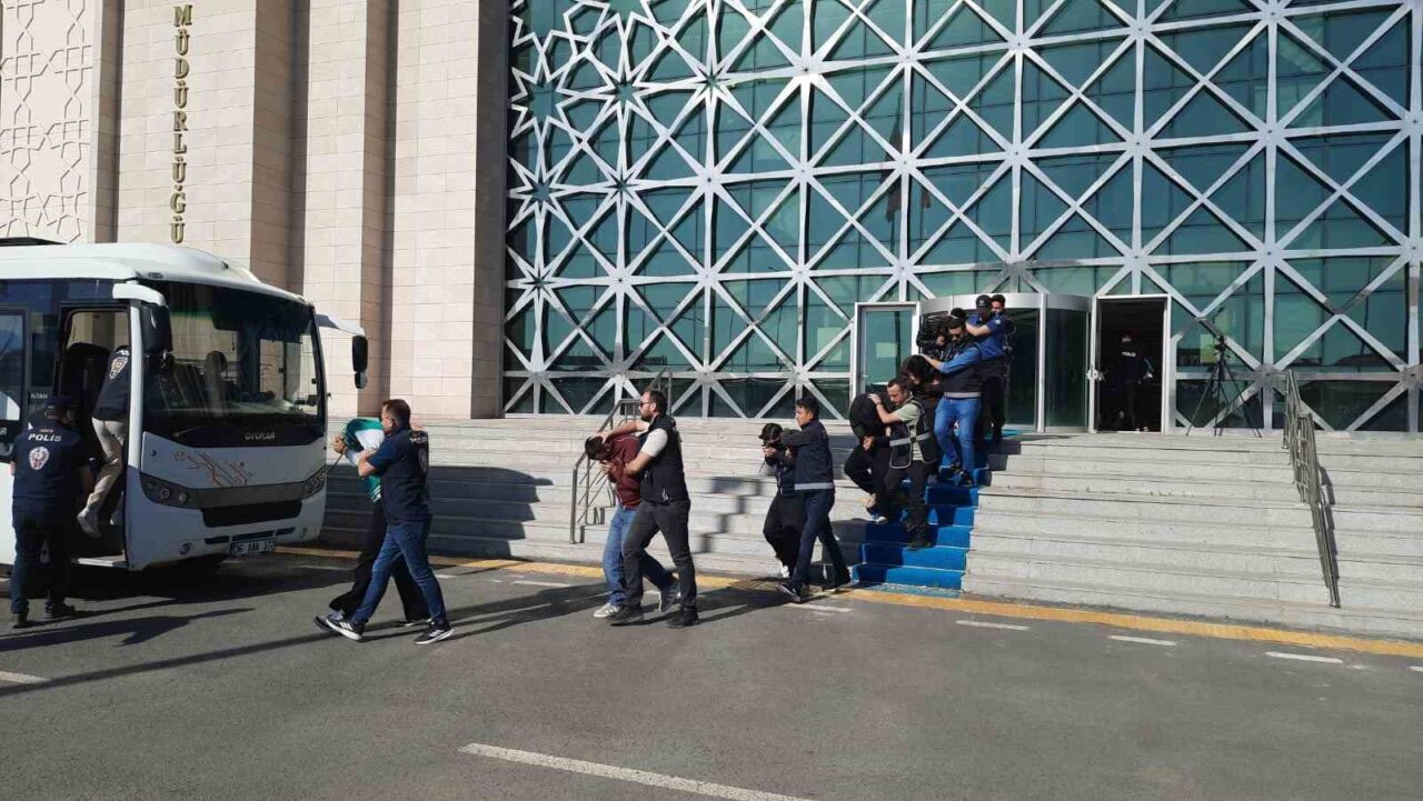 Kars polisi yüzlerce kişiyi dolandıran çeteyi çökertti