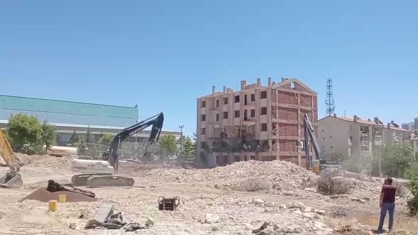 Ağır hasarlı bina korna sesi ile yerle bir oldu