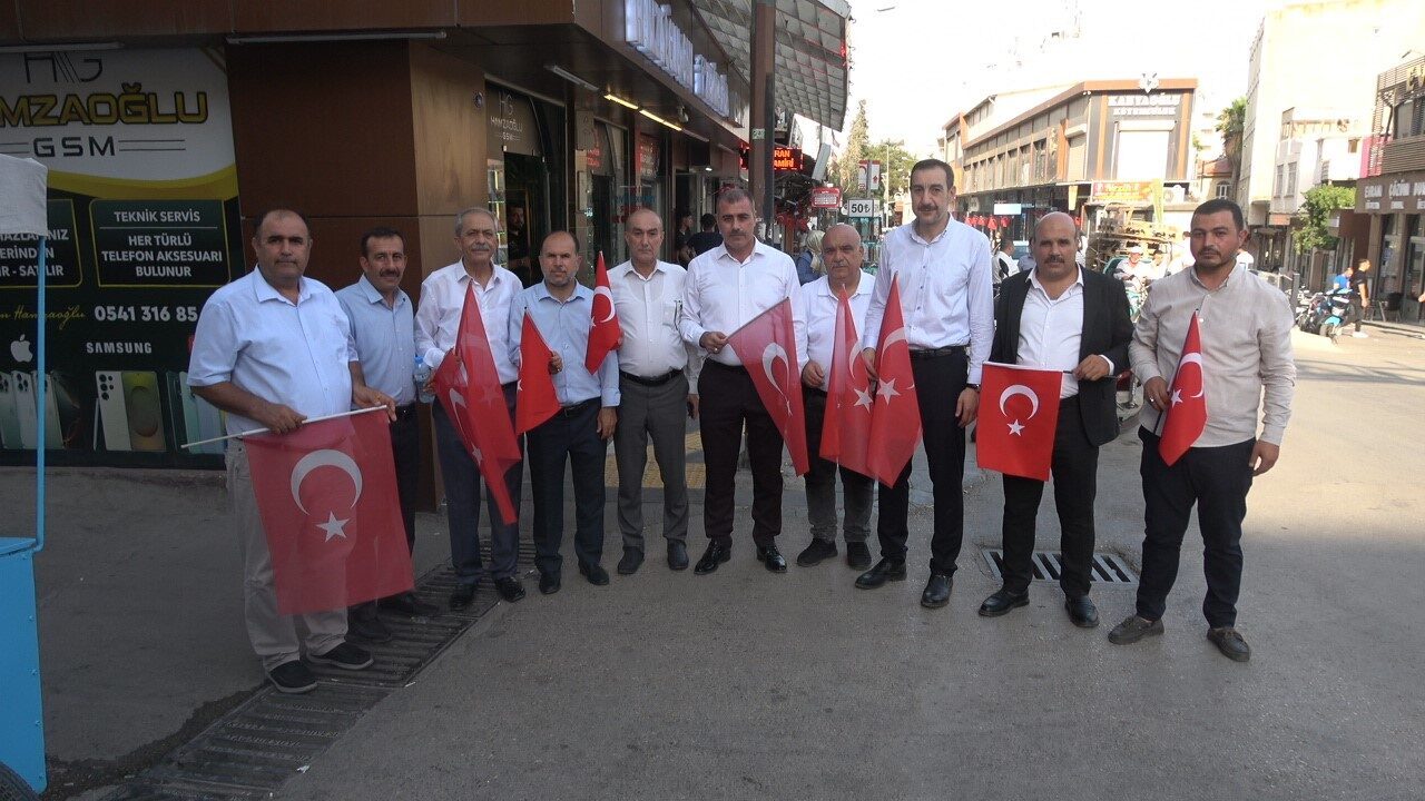 Kilis’te siyasi parti il başkanları, vatandaşlara Türk bayrağı dağıttı