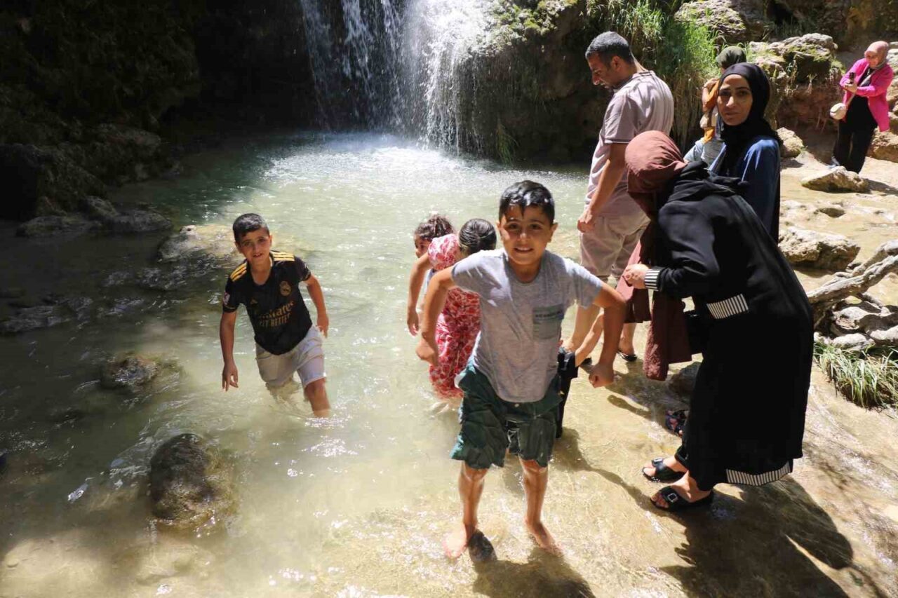 Sıcaktan kaçan şelalede serinledi