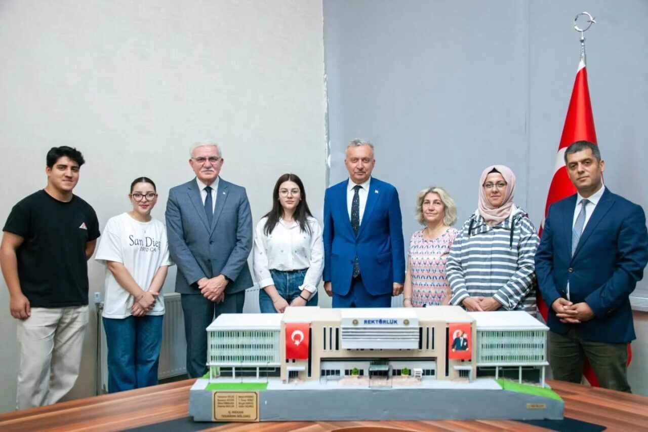 Üniversitenin maketini yaptılar