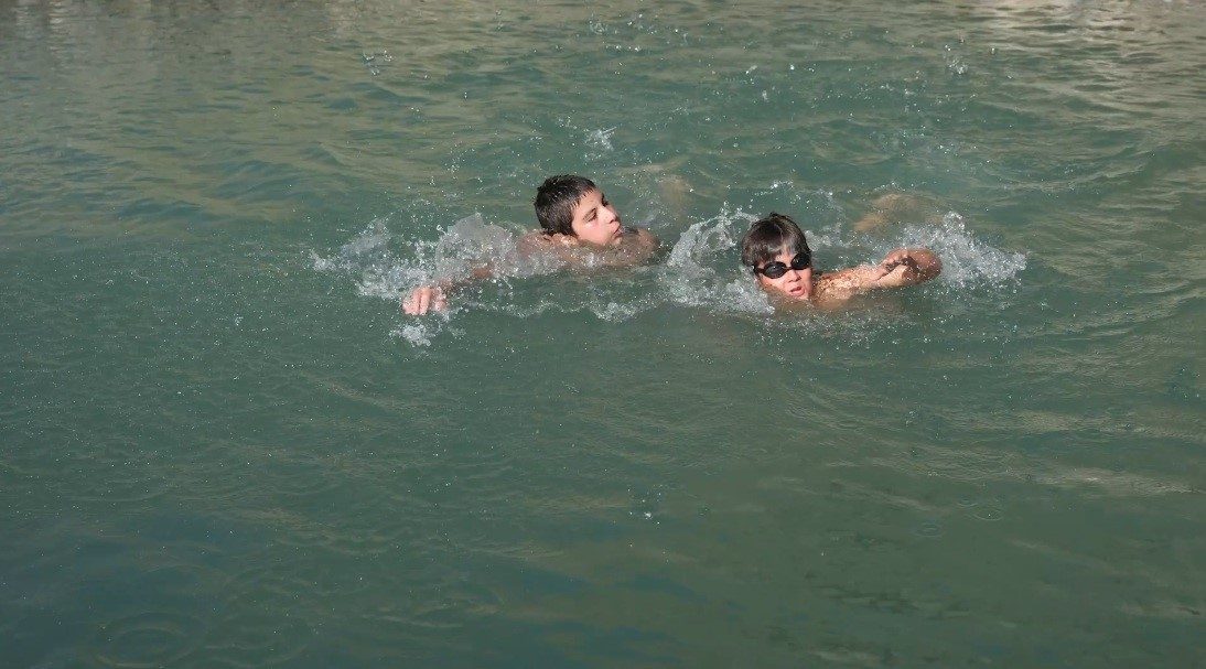Erzincan’da çocuklar hem serinliyor hem de eğleniyor!