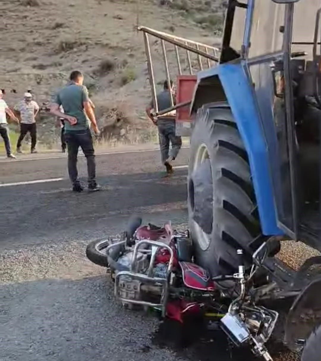Kağızman’da traktör ile motosiklet çarpıştı: 1 ölü