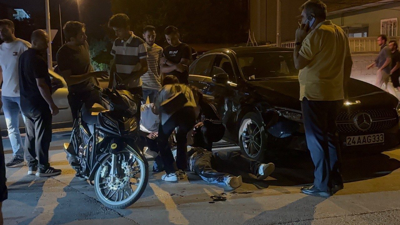 Motosikletle otomobile çarpan genç yaralandı