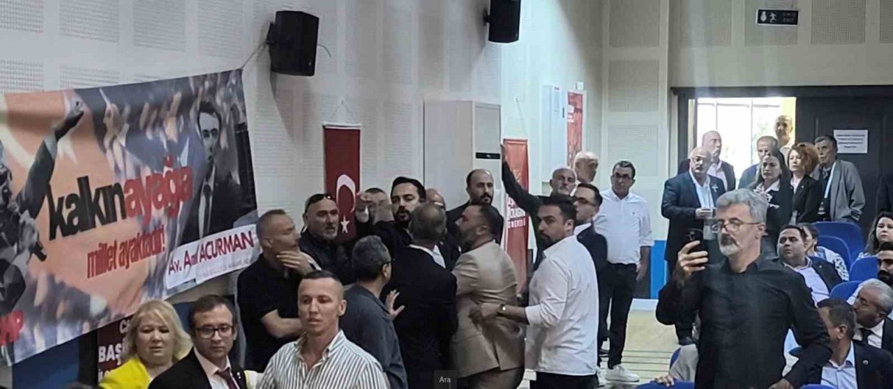 CHP kongresinde kavga: Tekme ve tokatlar havada uçuştu