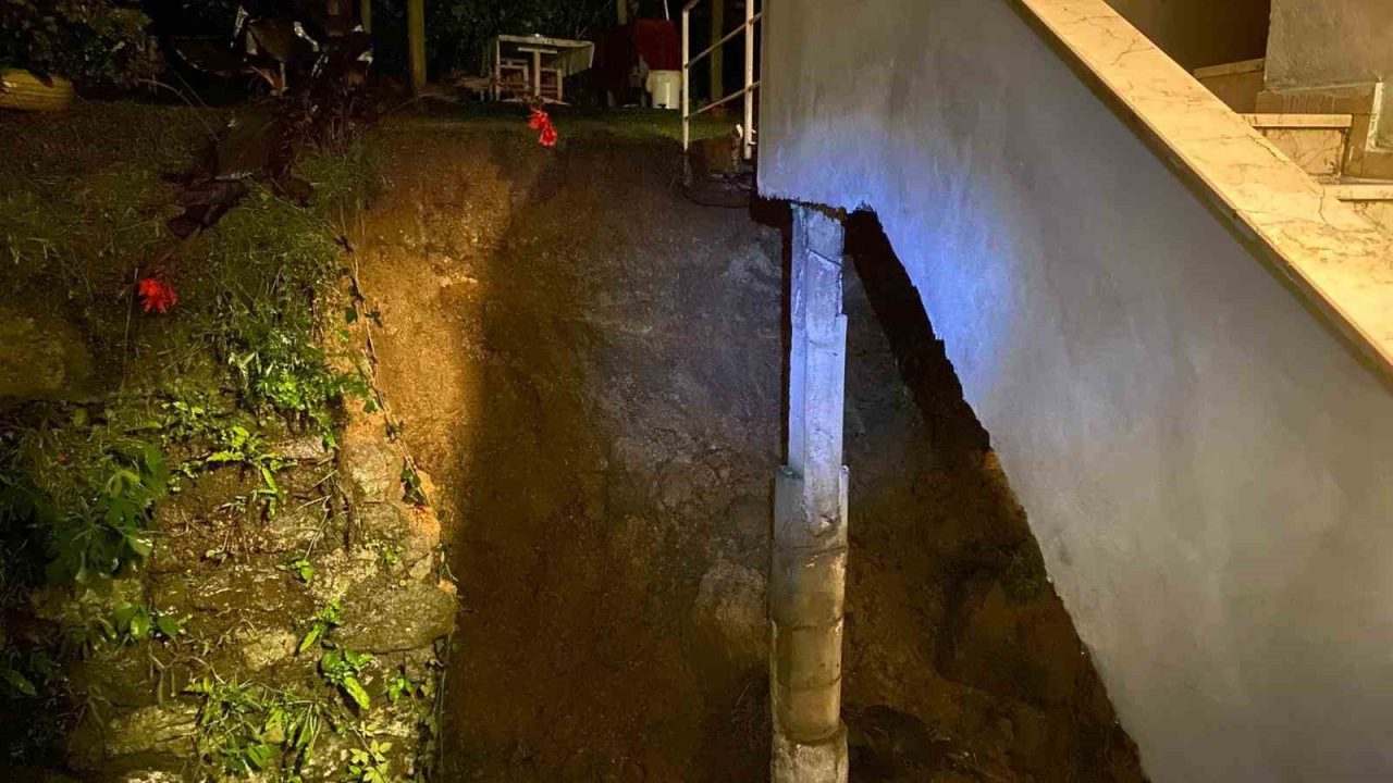 Hopa’da istinat duvarı çöktü, 3 katlı ev tahliye edildi