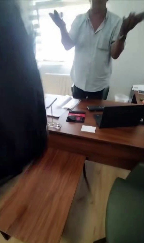 Kocaeli’de işten çıkarılan kadın, şantiye şefinin üzerine kaynar su döktü