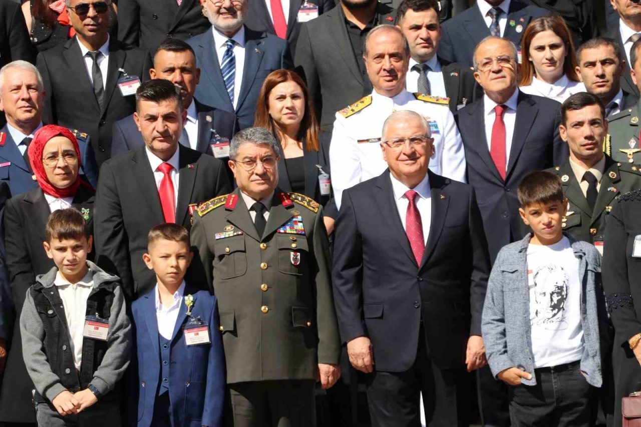 Milli Savunma Bakanı Güler: “PKK ve iktisatlı tüm gruplar yapılan çağrı ve alınan fesih kararı kapsamında derhal tüm terör faaliyetlerine son vermeli”