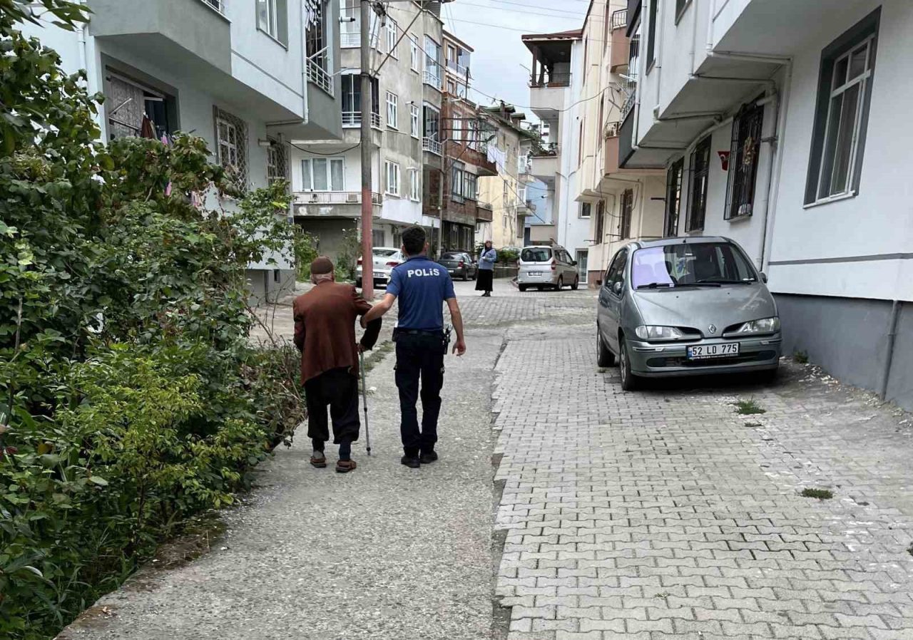 Polisten örnek davranış: Ekipler kayıp yaşlıyı evine götürdü
