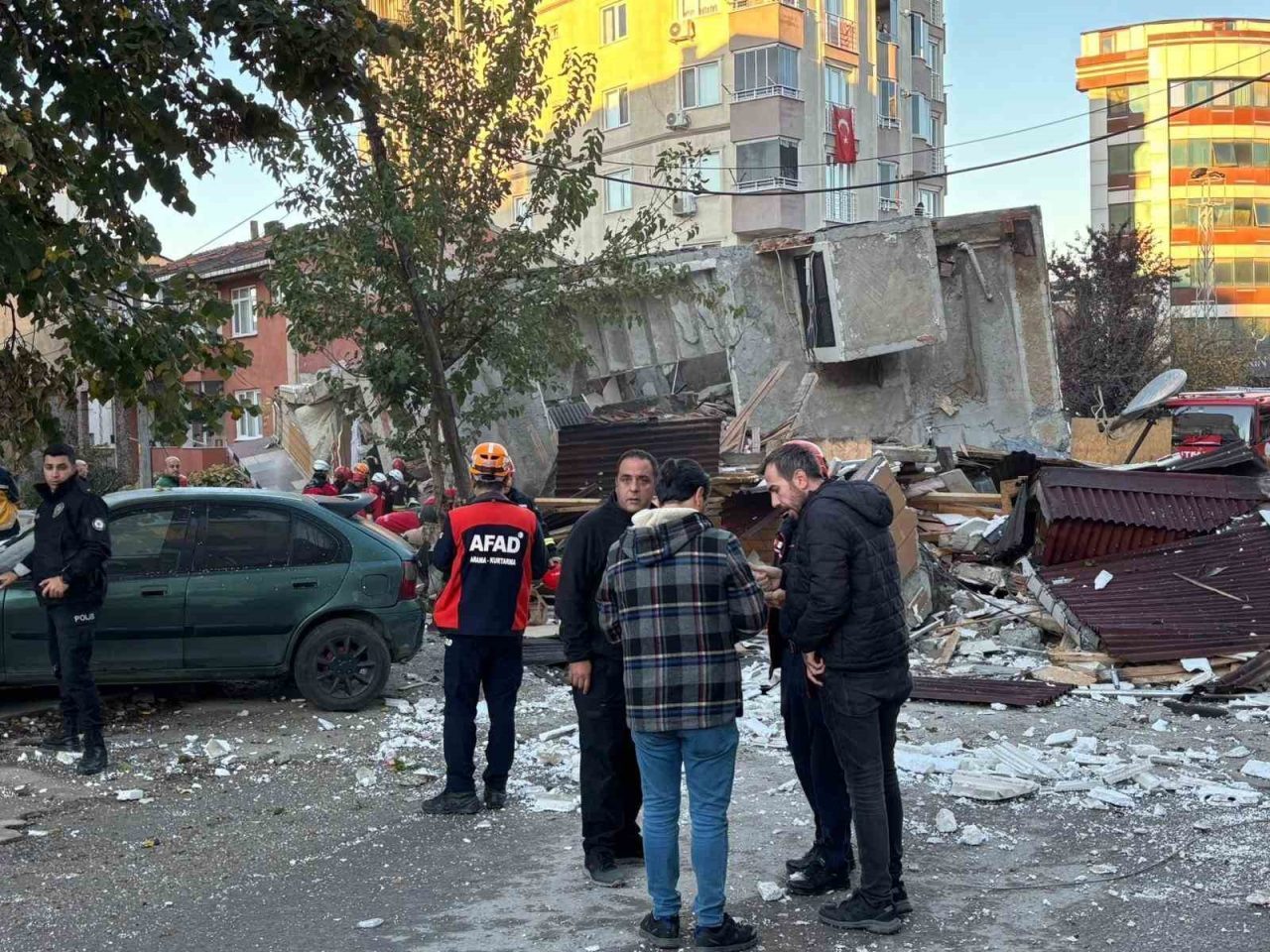 Enkaz altında 7 kişinin olduğu tahmin ediliyor