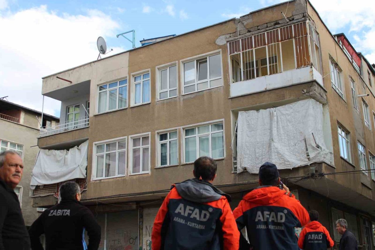 Kayseri’de 3 katlı bina yıkılma tehlikesi nedeniyle boşaltıldı