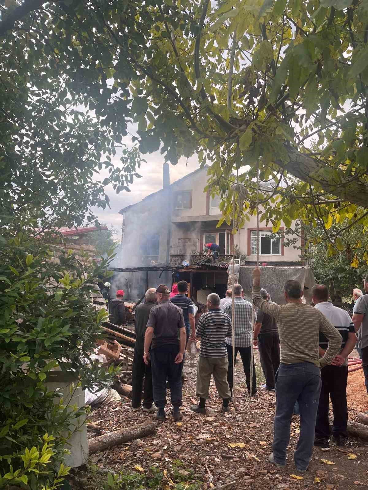 Sinop’ta ev yangını: Tüpün patlama anı kamerada