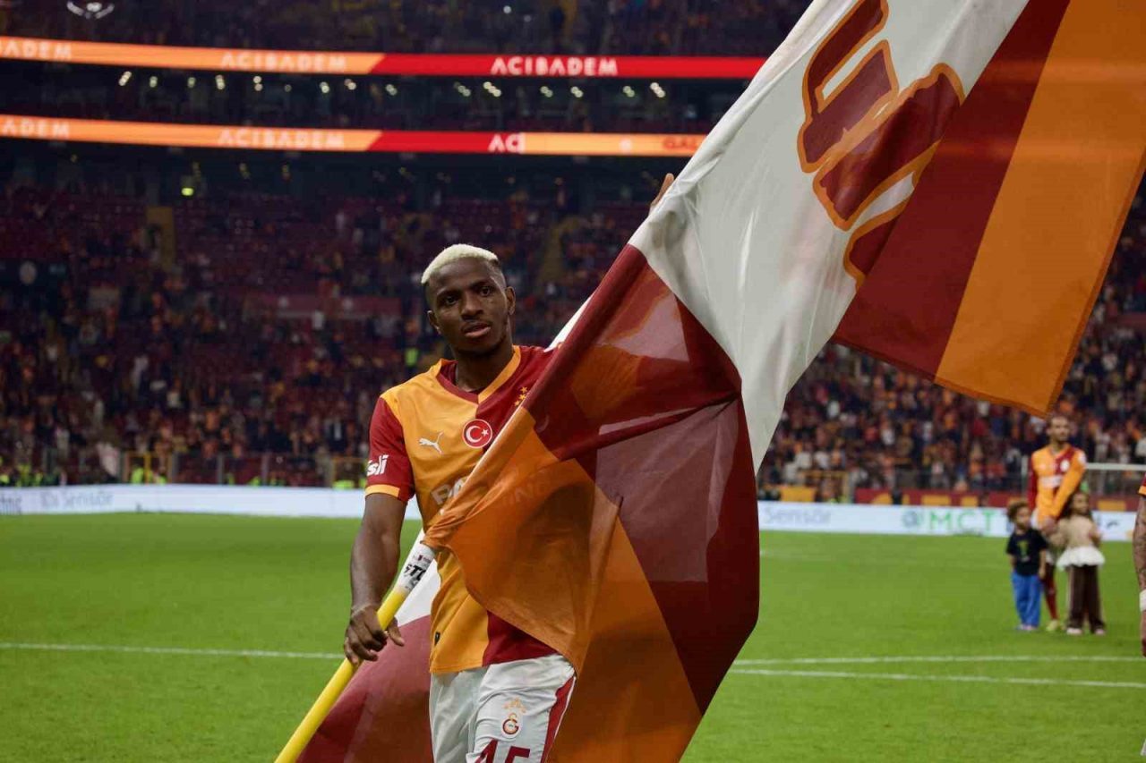 Victor Osimhen, Okan Buruk’u yakaladı