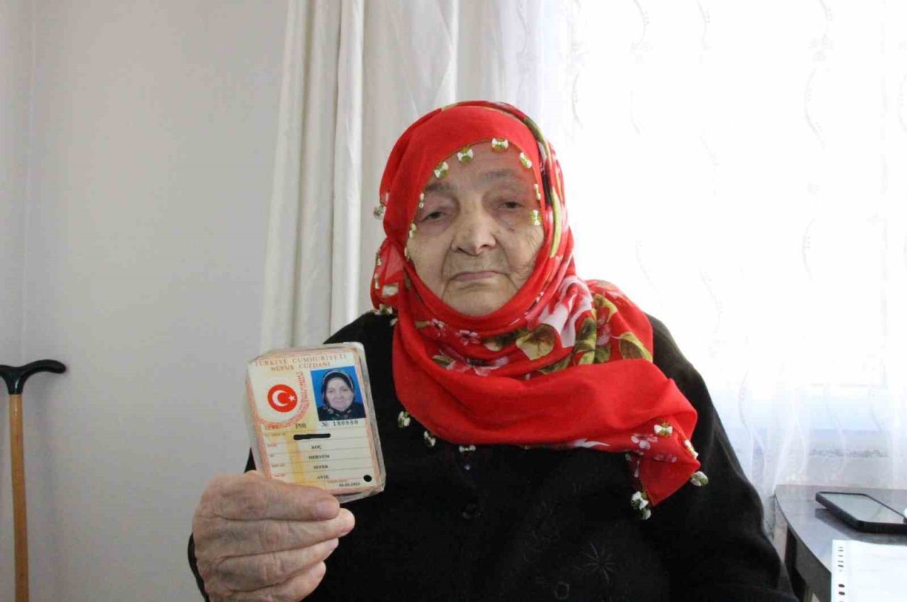 102 yaşında yeni kimliğine kavuştu