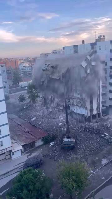 Ağır hasarlı 8 katlı bina tek dokunuşta yerle bir oldu