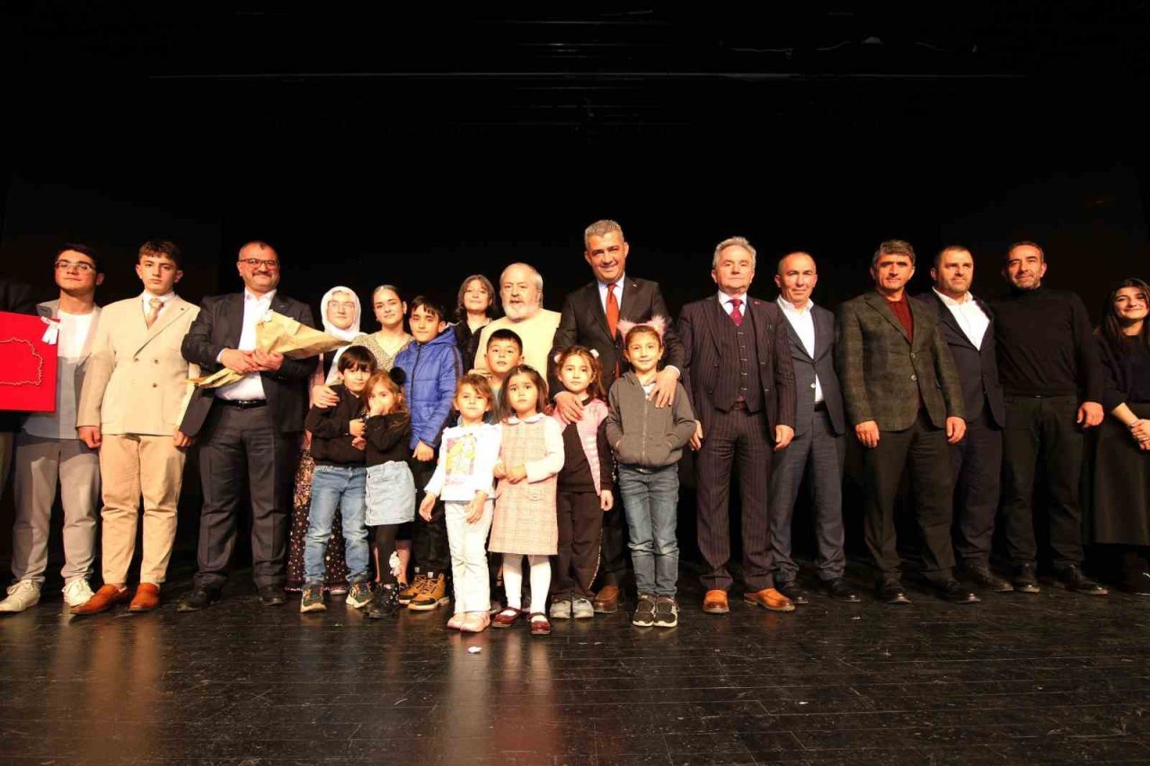 “Bir Gün Değil Bir Gül’dür Öğretmen” ayakta alkışlandı