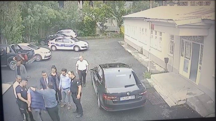 Gazeteciyi darbeden koruma polisine ceza