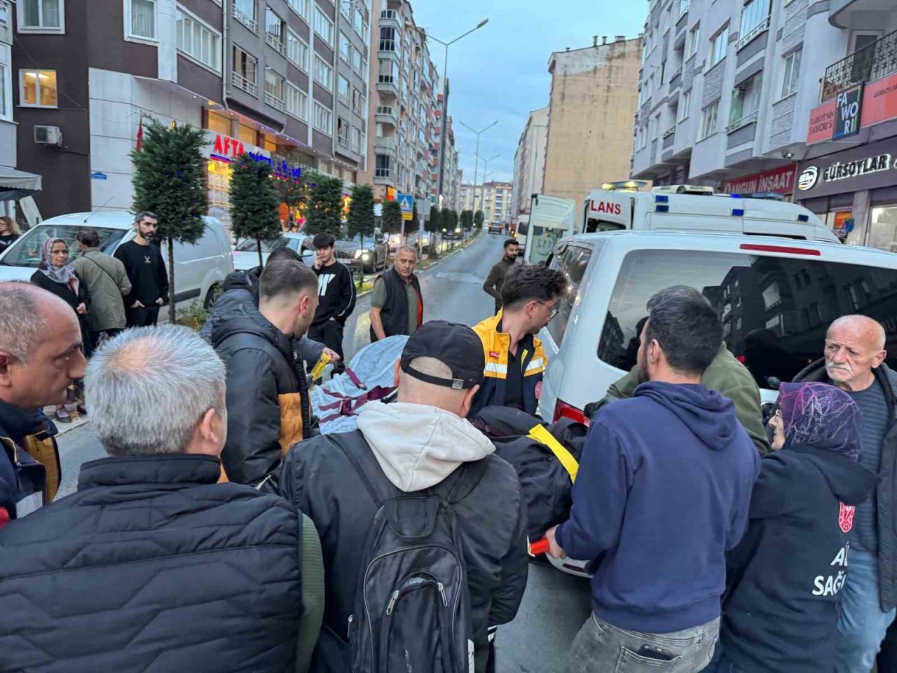 Minibüsün açılan kapısına çarpan motosikletli savruldu: 1 yaralı