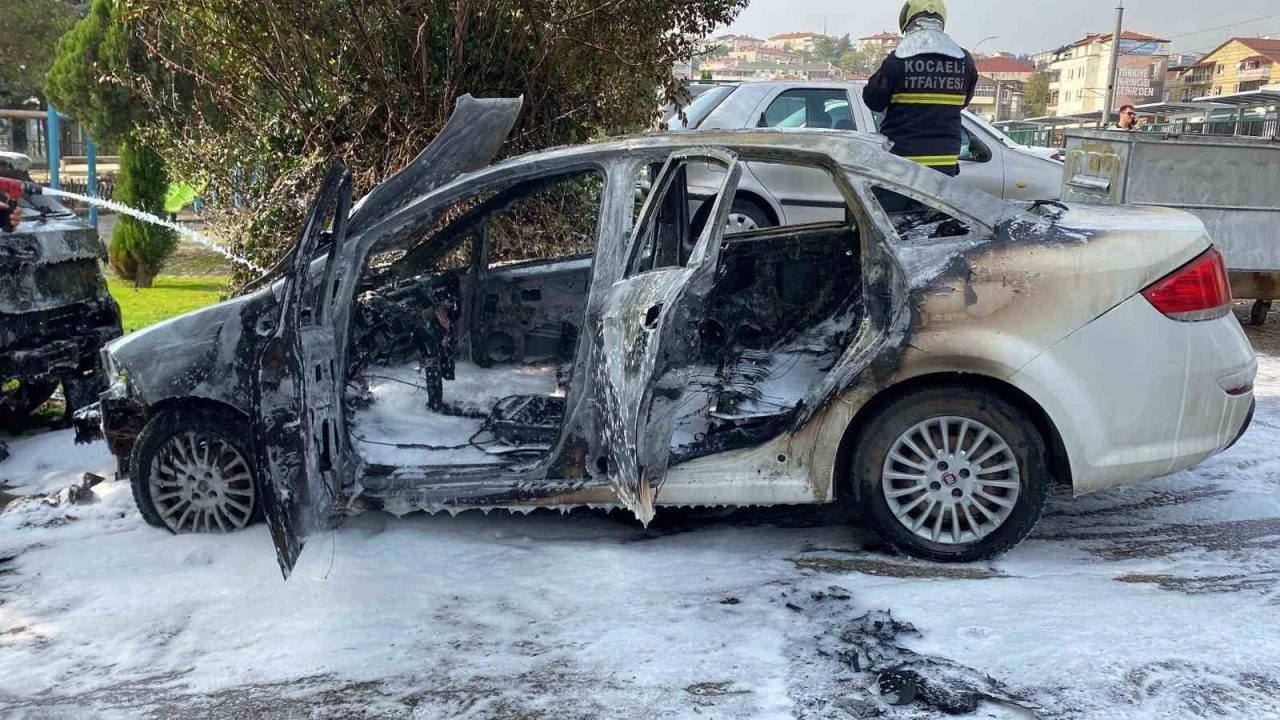 Yakıt aldıktan sonra otomobil alev aldı: 2 araç kullanılamaz hale geldi