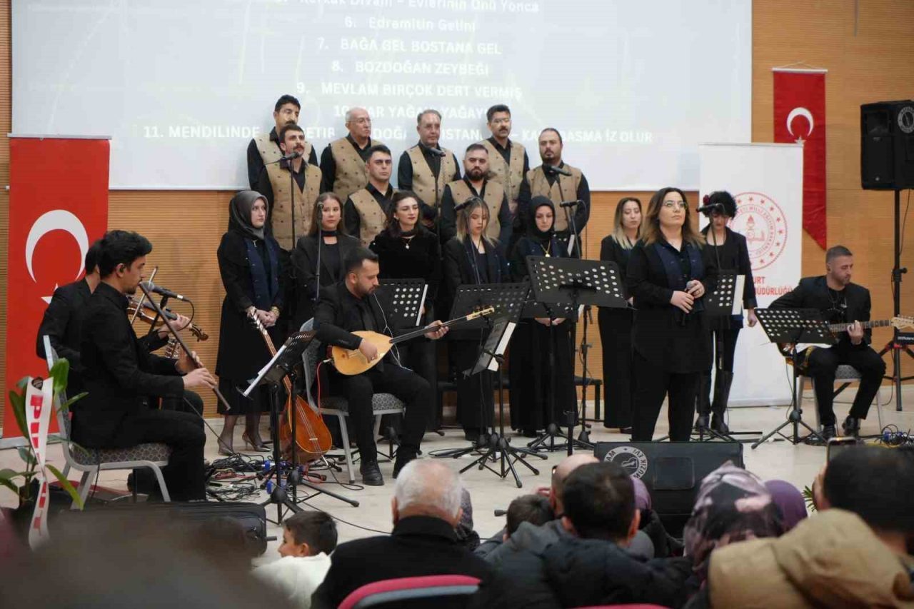 Bayburt’ta öğretmenlerden türkü ziyafeti
