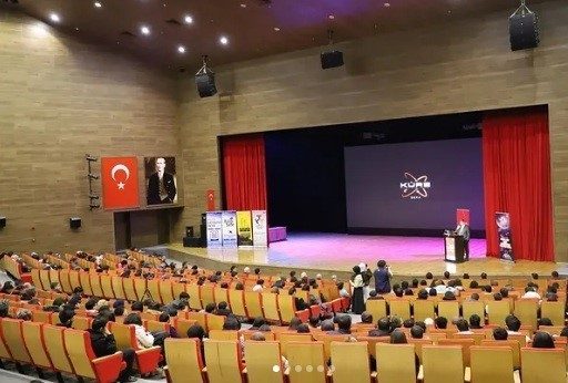 EBYÜ’de dijital bilgi ve yapay zekâ konuşuldu