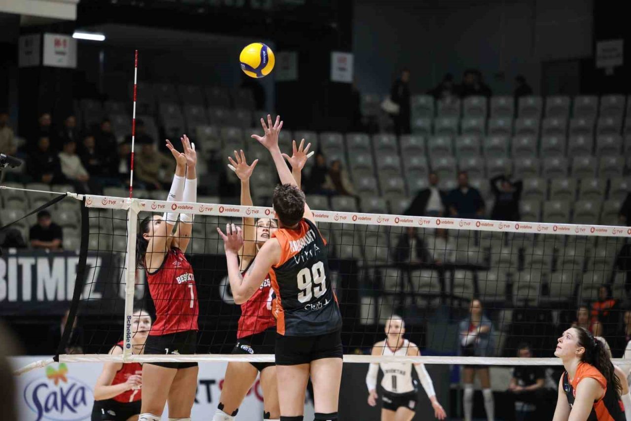 Eczacıbaşı Dynavit, 5 setlik mücadeleden galip ayrıldı