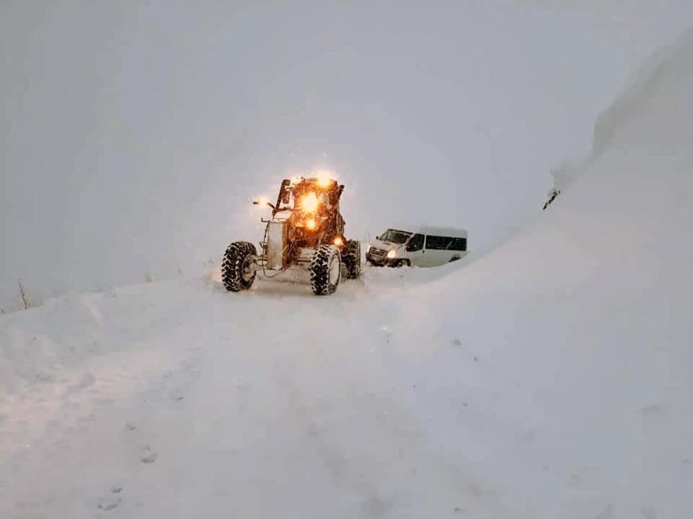 Erzincan’da kar ve tipi nedeniyle 341 köy yolu ulaşıma kapandı