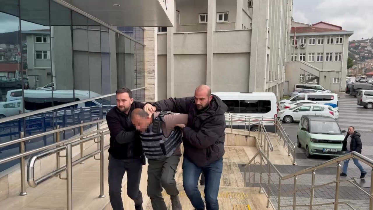 “Eşime neden baktın” diyen adamı bıçaklayarak öldürdü