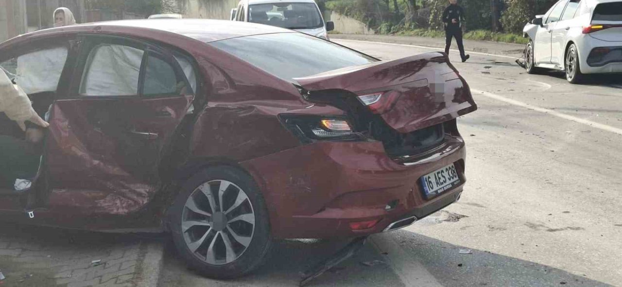 İki otomobilin çarpışması neticesinde 5 kişi yaralandı