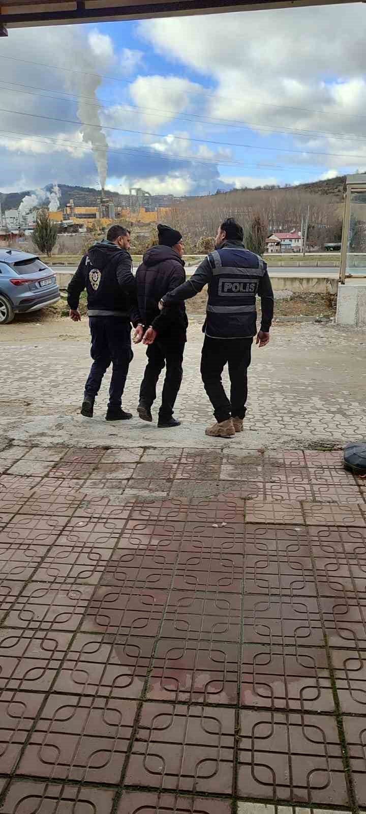 Okul müdür yardımcısını darp eden büfe işletmecisi tutuklandı