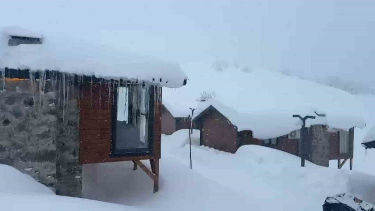Rize’de yüksek tepeler beyaza büründü