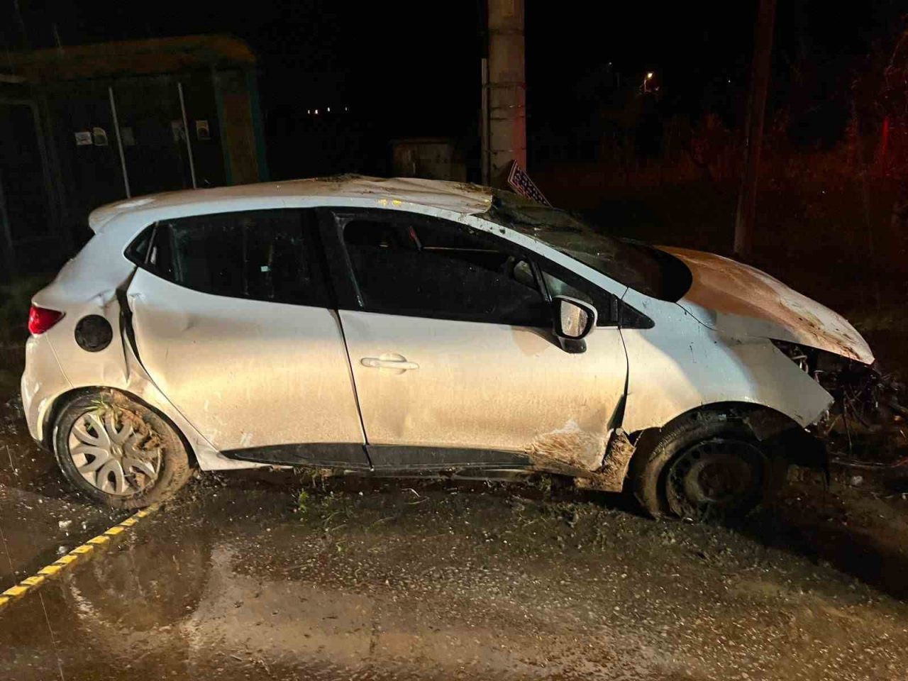 Sakarya’da takla atan otomobilde sıkışan sürücü yaralandı