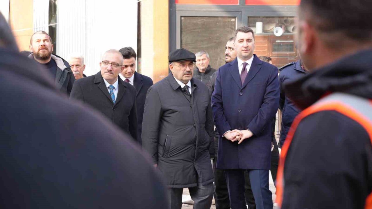 Vali Ustaoğlu, Sındırgı’da yıkım ve geçici ticaret alanını inceledi
