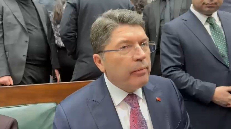 Bakan Tunç: “Bayrak indirme olayıyla ilgili 14 kişi gözaltına alındı, gözaltı süreçleri devam ediyor”