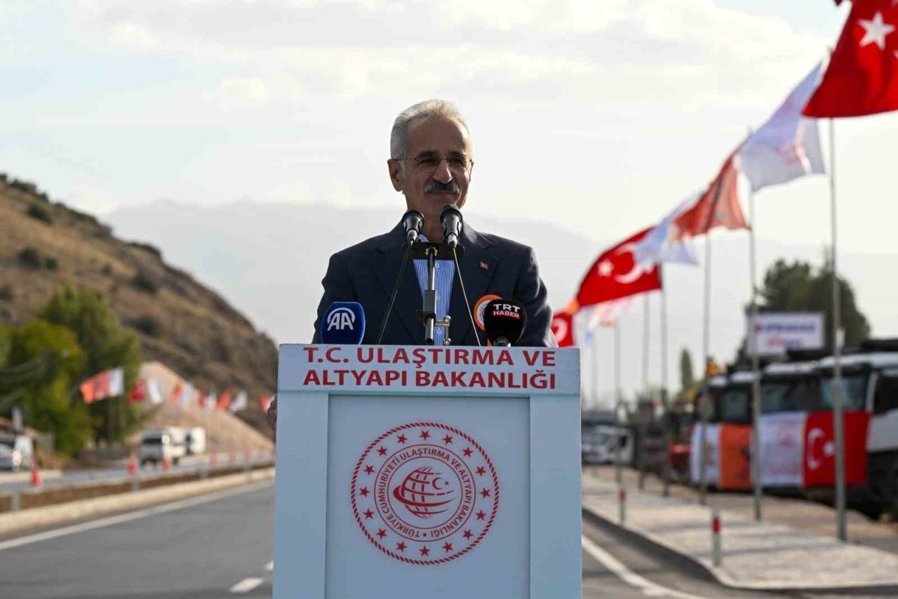 Bakan Uraloğlu: “Dünyanın çevresinin 4’te 3’ü kadar bölünmüş yol yaparak, 30 bin kilometrelik dev eşiği geride bıraktık”
