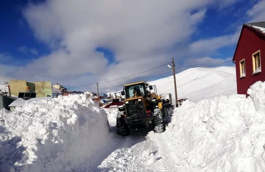Bayburt’ta kar ve tipiden kapanan 70 köy yolunda çalışmalar sürüyor