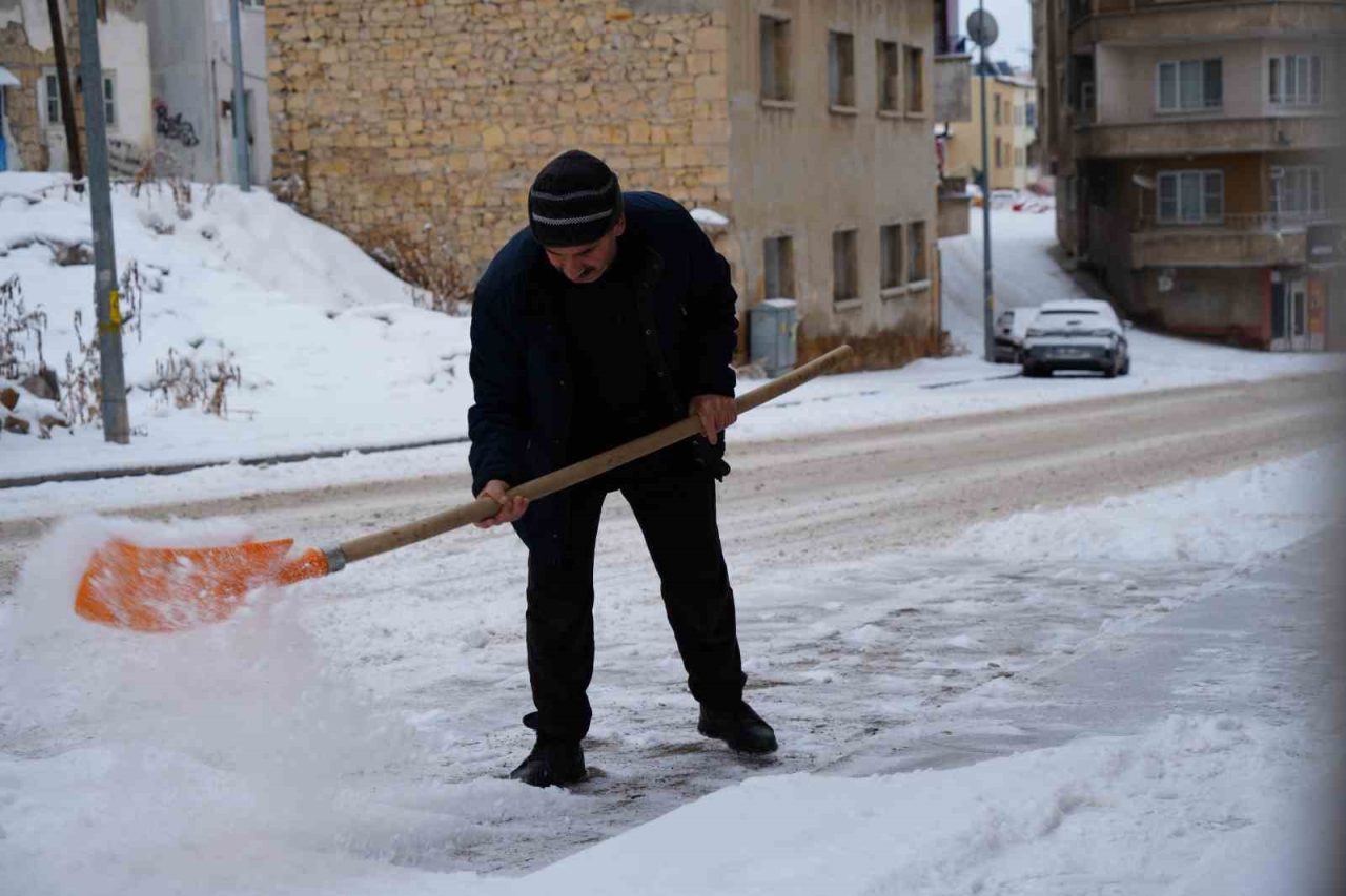 Bayburt’ta kar yağışı aralıklarla devam ediyor