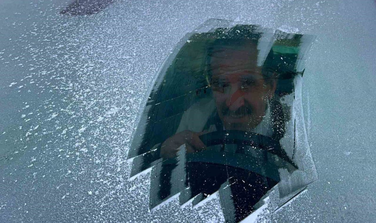 Bayburt’ta uzmanından tavsiye: Buzlanan camı zarar vermeden nasıl çözeriz!