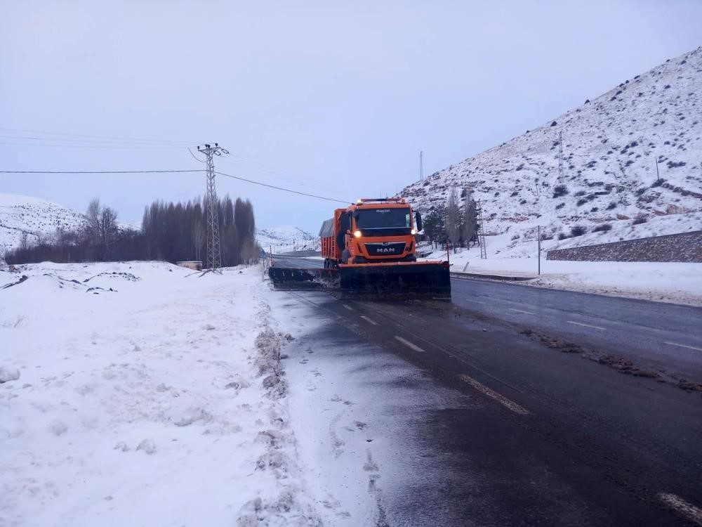 Bayburt’u çevre illere bağlayan yollarda karla mücadele sürüyor