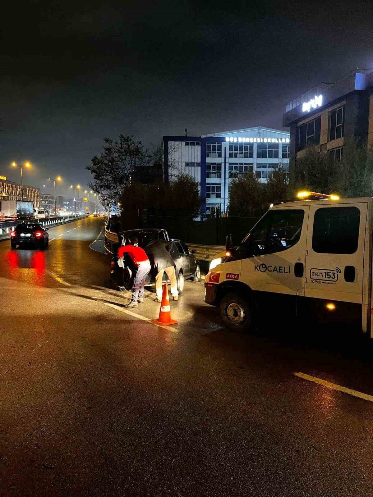 Belediye ekipleri yolda gördükleri kazaya müdahale etti