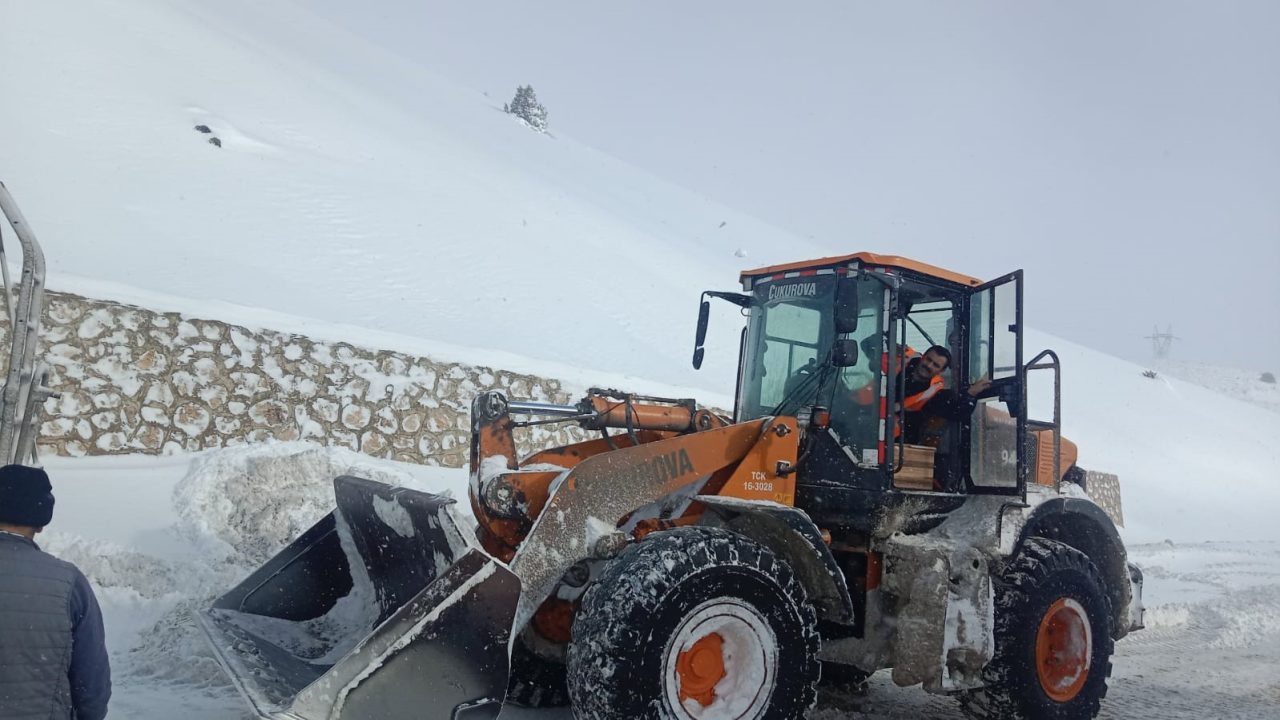 Çığ nedeniyle Aşkale-Bayburt yolu trafiğe kapatıldı